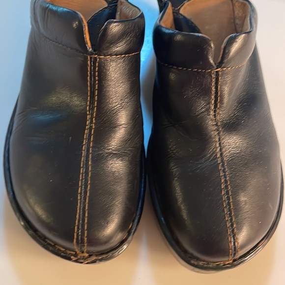 BOC/BORN Mules (available 12/5) - Picture 10 of 11